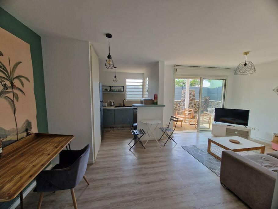 Appartement T2 Avec Jardin A Saint Gilles Les Bains Extérieur photo